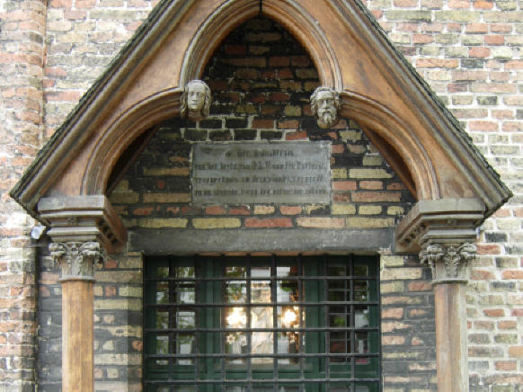 achter de tralies staat maria...