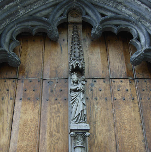 ook op kerkdeuren kom je maria tegen...