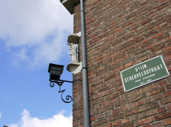 ook de stijn streuvelsstraat heeft zijn eigen maria, met een grote lichtbak nog wel...