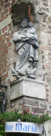 en ook hier weer zo'n plastic bakje met ave maria...