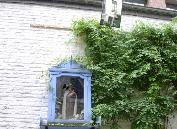 maria achter gebroken glas...