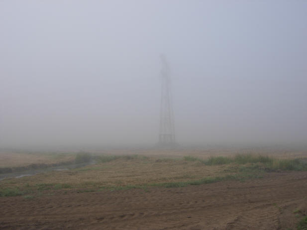 electriciteitsmast in de mist...