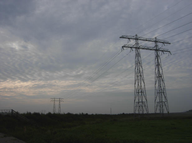 hoogspanningsmasten domineren het landschap...