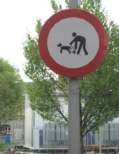 verboden hondenpoep op te ruimen?...