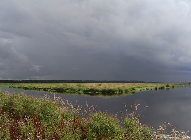 een loodgrijze lucht en de zon...
