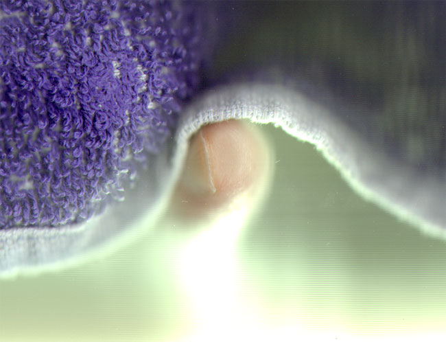 vinger onder handdoek