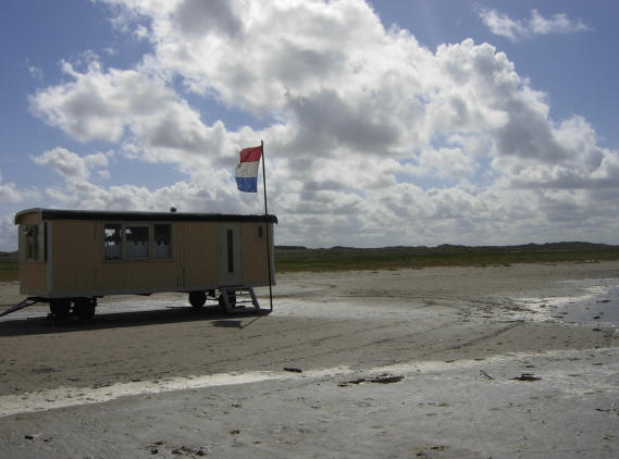 bij het strandpaviljoen...