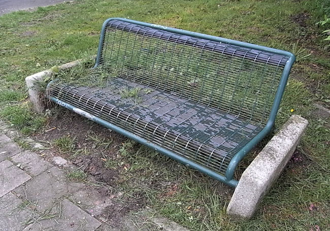het gras groeit er doorheen...