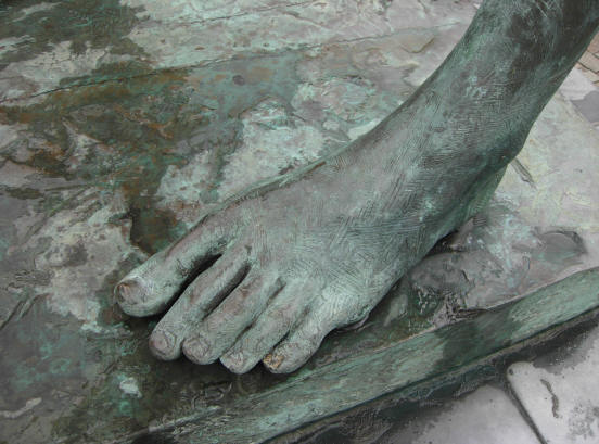 blote bronzen voet...