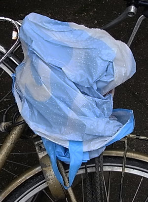 ruim gedrapeerd
