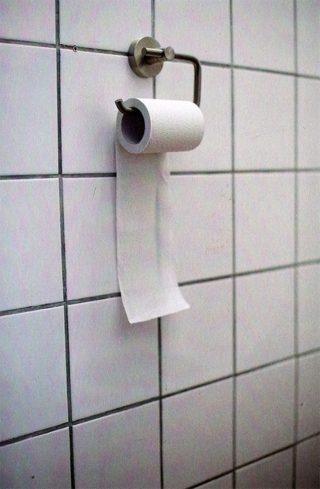 er schijnen mensen te zijn die zich hier absoluut niet druk om maken - het papiertje tegen de muur aan of van de muur af? Ja, dat maakt uit!
