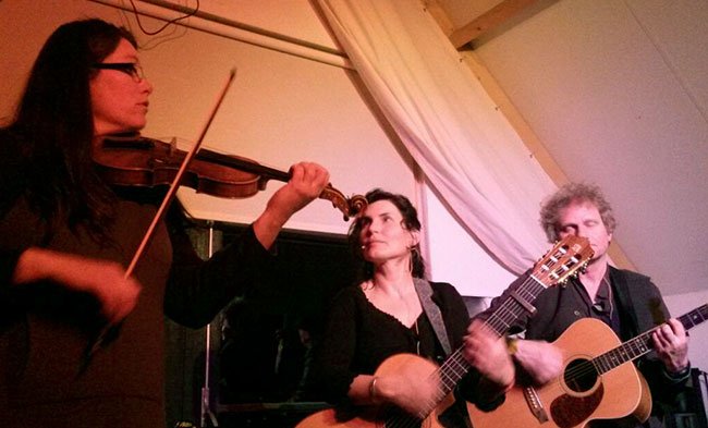 Violiste Wendy van Zomeren, gitariste Helga Huisjes en gitarist, zanger, banjo, en bodhranspeler Pim Leutholff