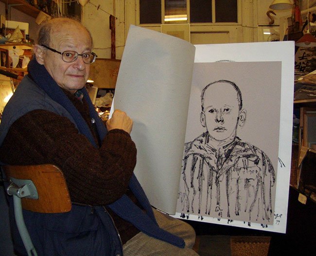 Ralph Prins laat zijn tekeningen zien.
