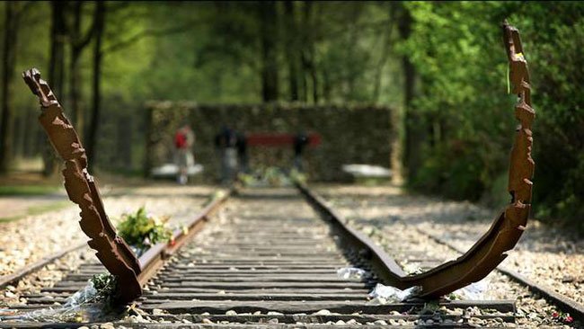 Het indrukwekkende monument dat Ralph Prins ontwierp voor Kamp Westerbork - als je dat een keer gezien hebt vergeet je het nooit weer.