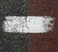 verse streepjes op een fietspad