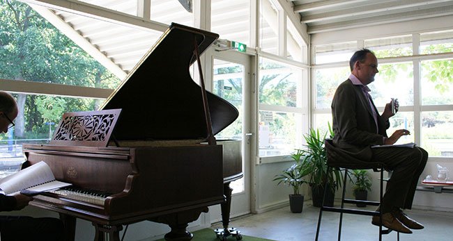 schumann neemt een slok...
