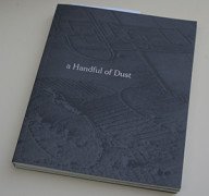 a handful of dust – een verbijsterend fotoboek rond één foto uit 1922