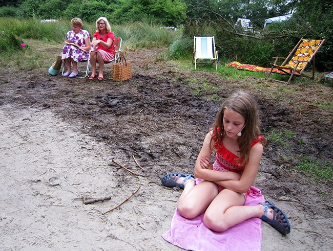 Het verhaal begint met twee kinderen, en jongen en een meisje, en hun moeders.