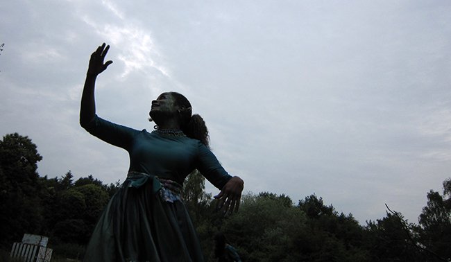Dan verschijnt Pan, die niet alleen voor de mystiek zorgt, maar bovendien voor de muziek - een glansrol van Izaline Calister.