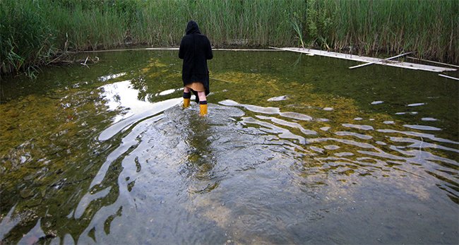 En dan passeert aan de overkant in het water ineens de moeder van de verdronken jongen, die nog steeds blijkt te spoken , op zoek naar haar verdronken zoon...