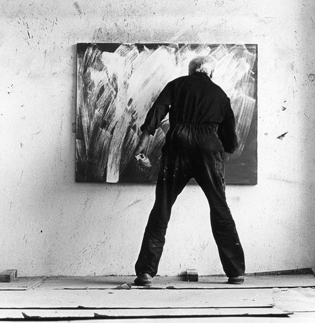 Raymund Girke aan het werk in zijn atelier