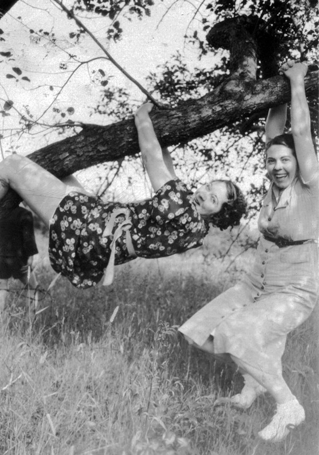 vrouwen in boom