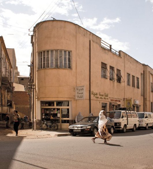 Een van de vele modernistische gebouwen in Asmara Een van de vele modernistische gebouwen in Asmara