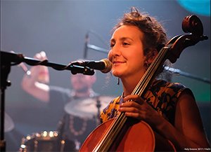 celliste en zangeres emma