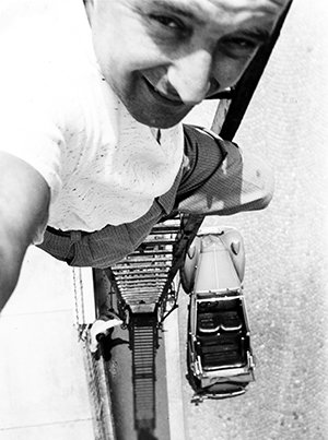 Vincenzo Vicari - zelfportret op ladder - 1938 Vincenzo Vicari - zelfportret op ladder - 1938