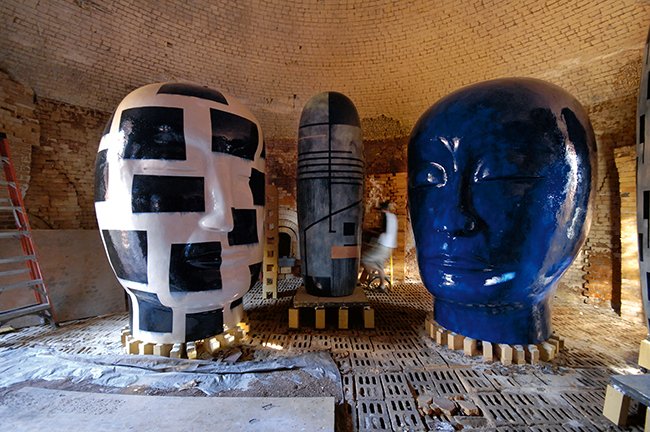 Geglazuurde ceramische Hoofden en Dango