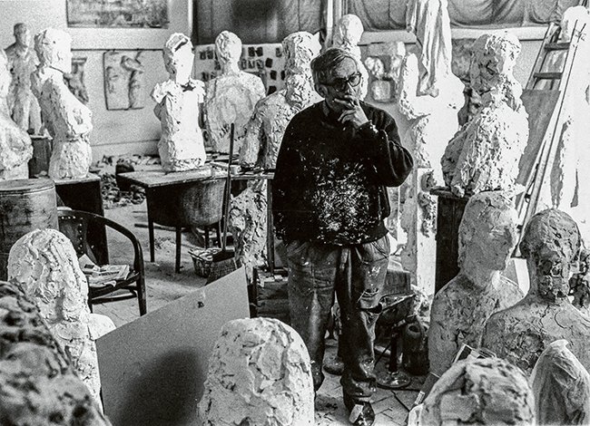 Hans Josephsohn in zijn atelier 