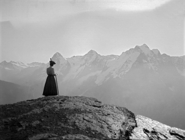 Sarah Montandon voor de Jungfrau-Keten bovenop de Schilthorn