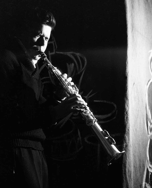 Giger speelt saxofoon Giger speelt saxofoon