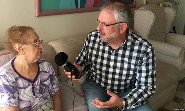 Dan Rosenberg interviewt Molly Applebaum Rosenberg en Applebaum