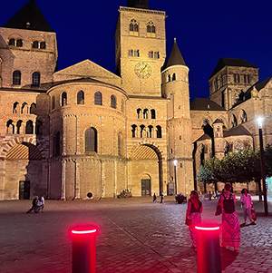 de dom in de avond