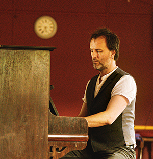 jon boden speelt piano