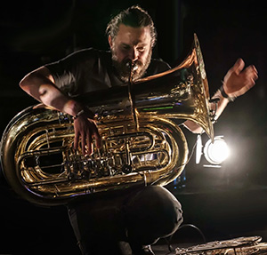 Kristoffer Lo (tuba en flügelhorn)