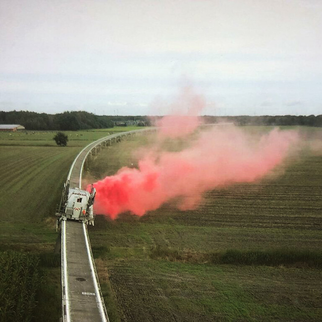 Procession 1, Procession 1, 2020, Ben Greber & Bram Kuypers, video loop, Performance met onderhoudsvoertuig op de Transrapid-testtrack, Duitsland