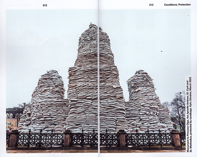 een monument in Kiev beveiligd met zandzakken een monument in Kiev beveiligd met zandzakken